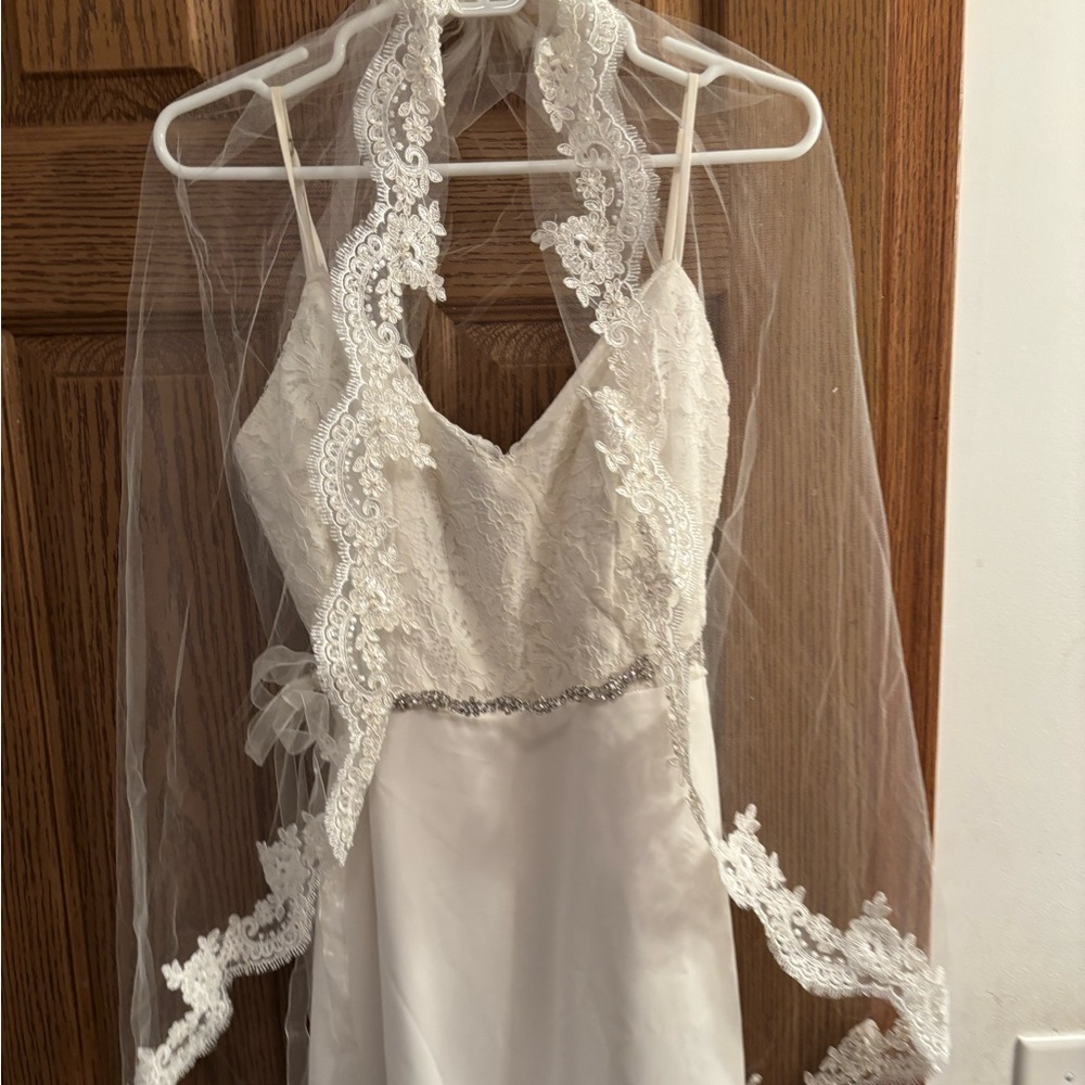 David’s Bridal Size 12 Wedding Dress Veil & Belt. Includes Dust Bag